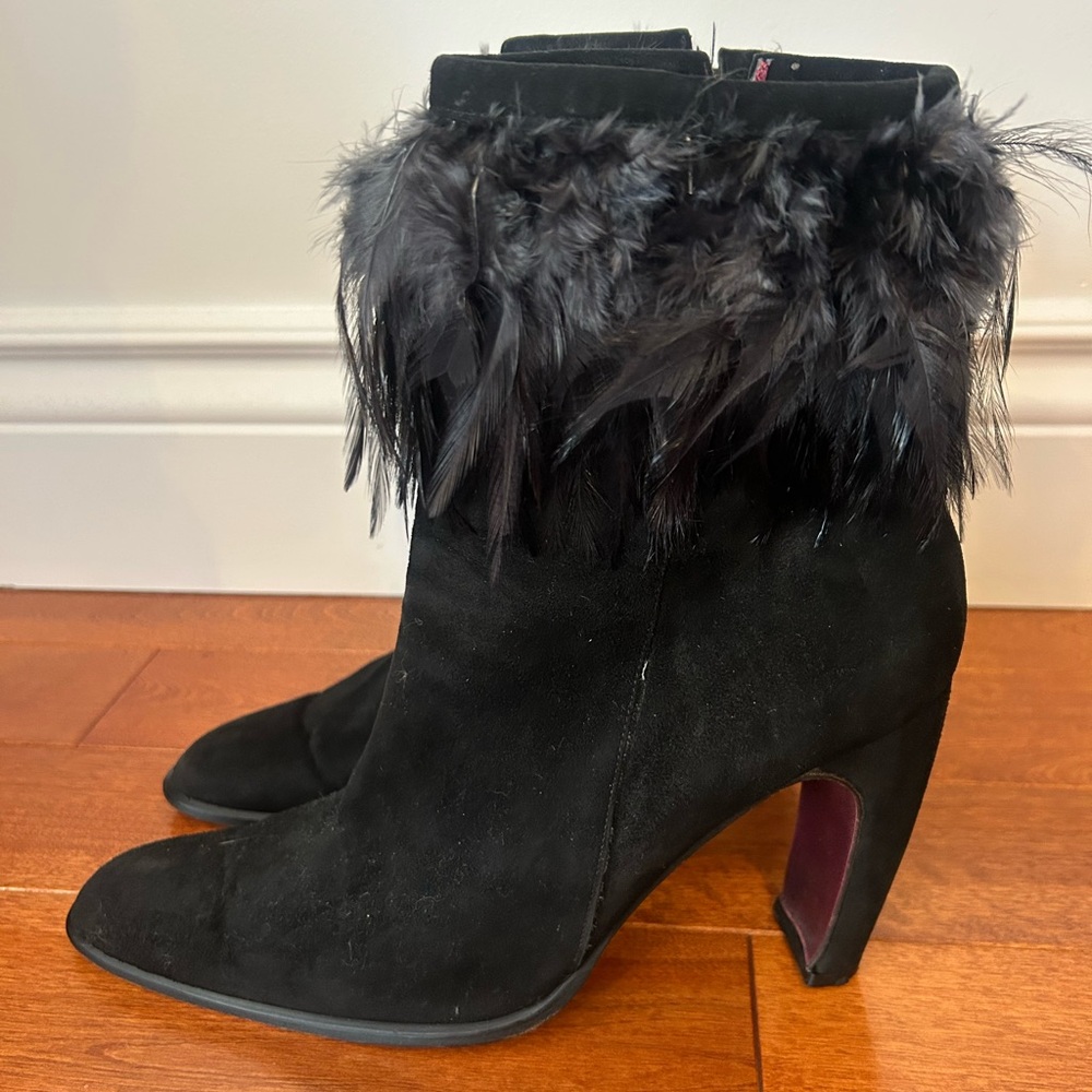 Elegant Black Ankle Suede Boots with Feather Trim❤️10